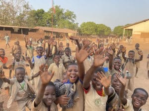 Enfant heureux - Ecole primaire au Bénin, près de Savalou